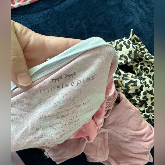 4 Pairs of 2T sleepers, pajamas, Posh Peanut, Gap and Little Sleepies - Picture 9 of 15